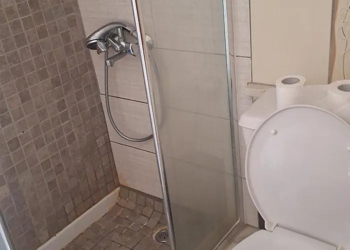 ホームステイ With Entrance From Yard Near To Larnaca Livadhia